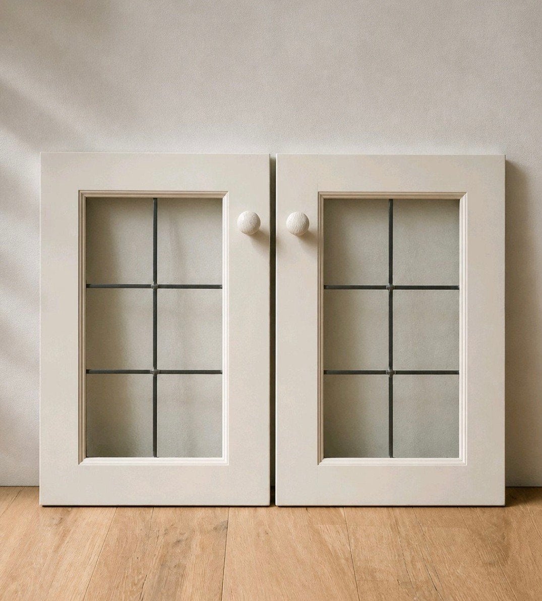 2 witte glas-in-lood keukendeurtjes | 39,3 x 55 cm., Ophalen, Minder dan 50 cm, Wit, Zo goed als nieuw