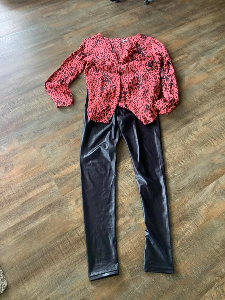 Stijlvolle blouse met panterprint en zwarte broek, Kleding | Dames, Ophalen of Verzenden, Zo goed als nieuw, Maat 38/40 (M), Rood