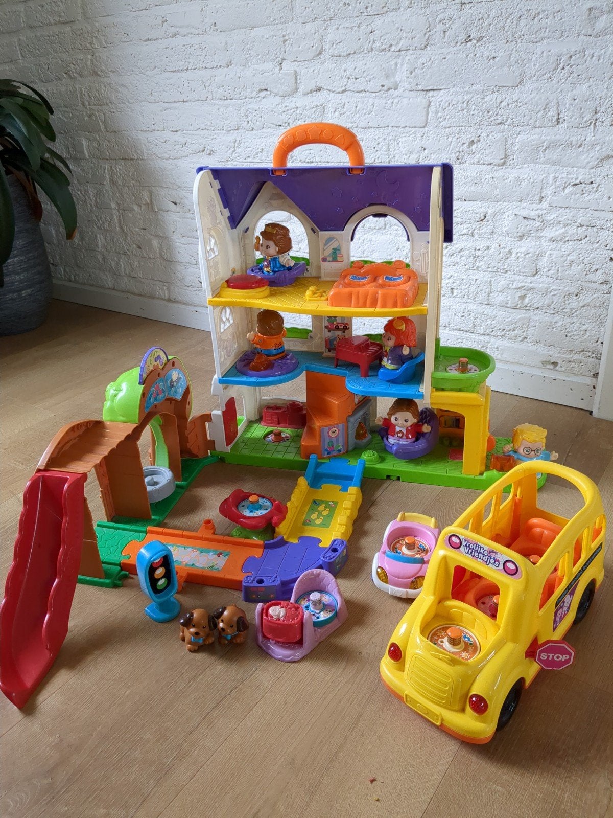 v tech, Vrolijke Vriendjes Speelset met Huis, Auto's en Popp, Kinderen en Baby's, Ophalen, Gebruikt, Met licht