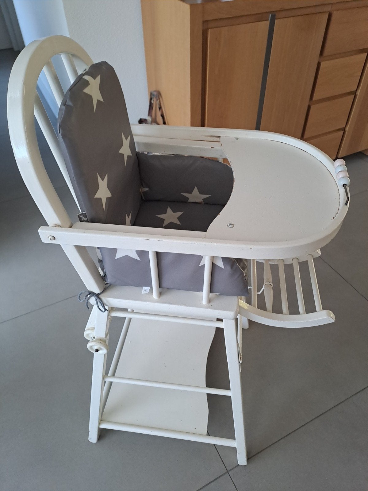 Witte houten kinderstoel,  gratis afhalen. Verkleiner zgan., Kinderen en Baby's, Kinderstoelen, Ophalen of Verzenden, Zo goed als nieuw