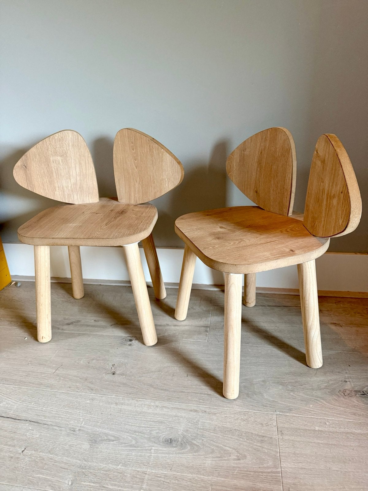 2 houten kinderstoeltjes, zithoogte 28 cm, Ophalen, Gebruikt, Stoel(en)