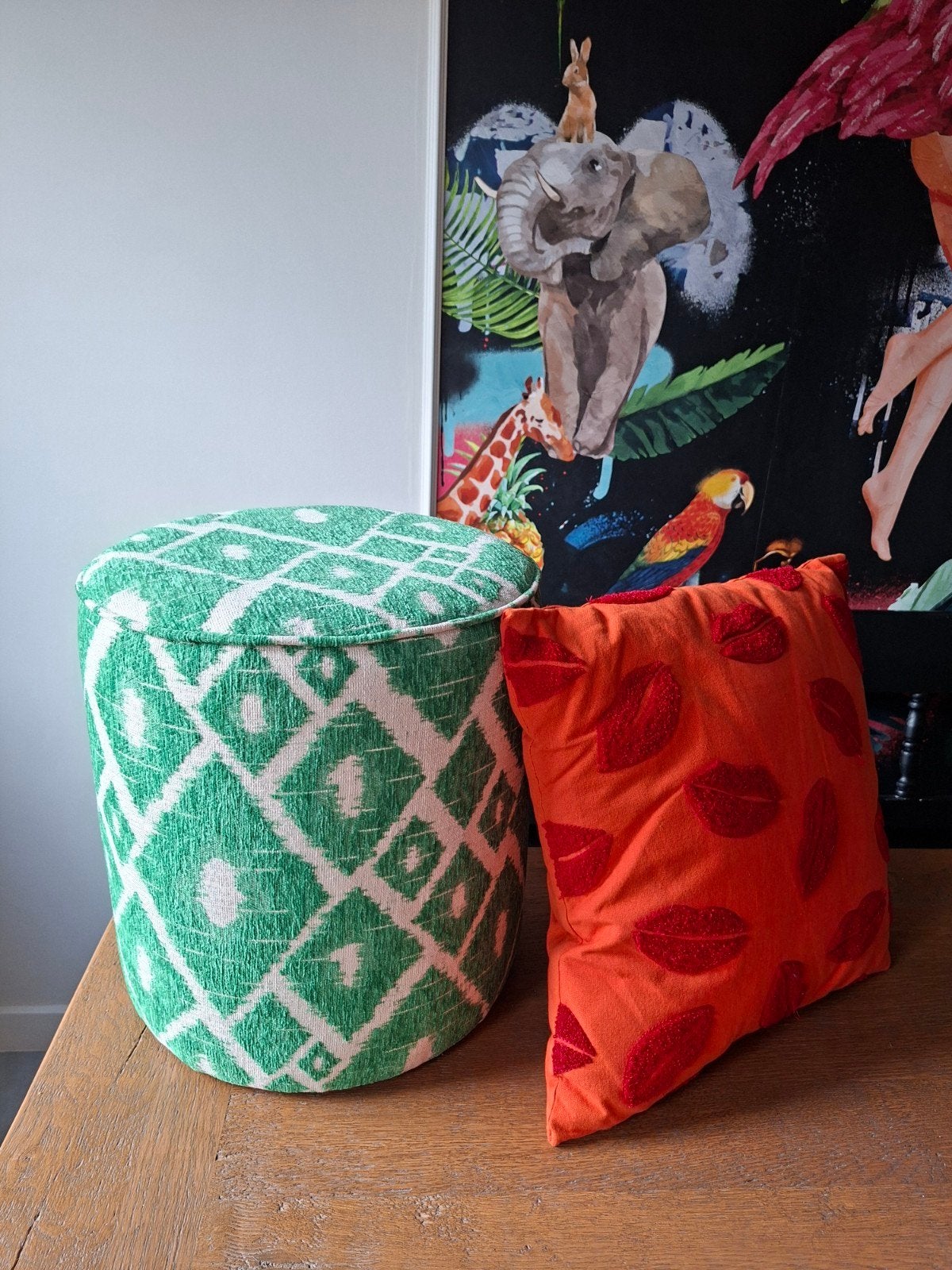 Kleurrijk Poefje en Stoer Kussen met Lippenprint, Ophalen, Gebruikt, Meerkleurig, Met print