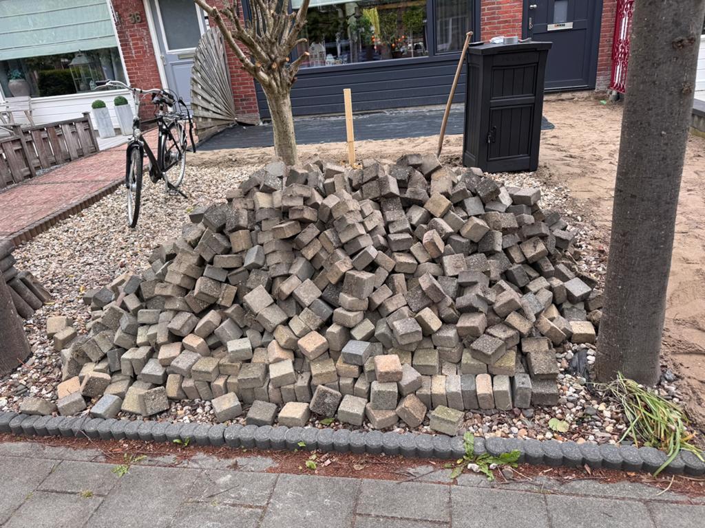 Gratis betonklinkers en opsluitbandjes, Tuin en Terras, Ophalen, Beton, Klinkers