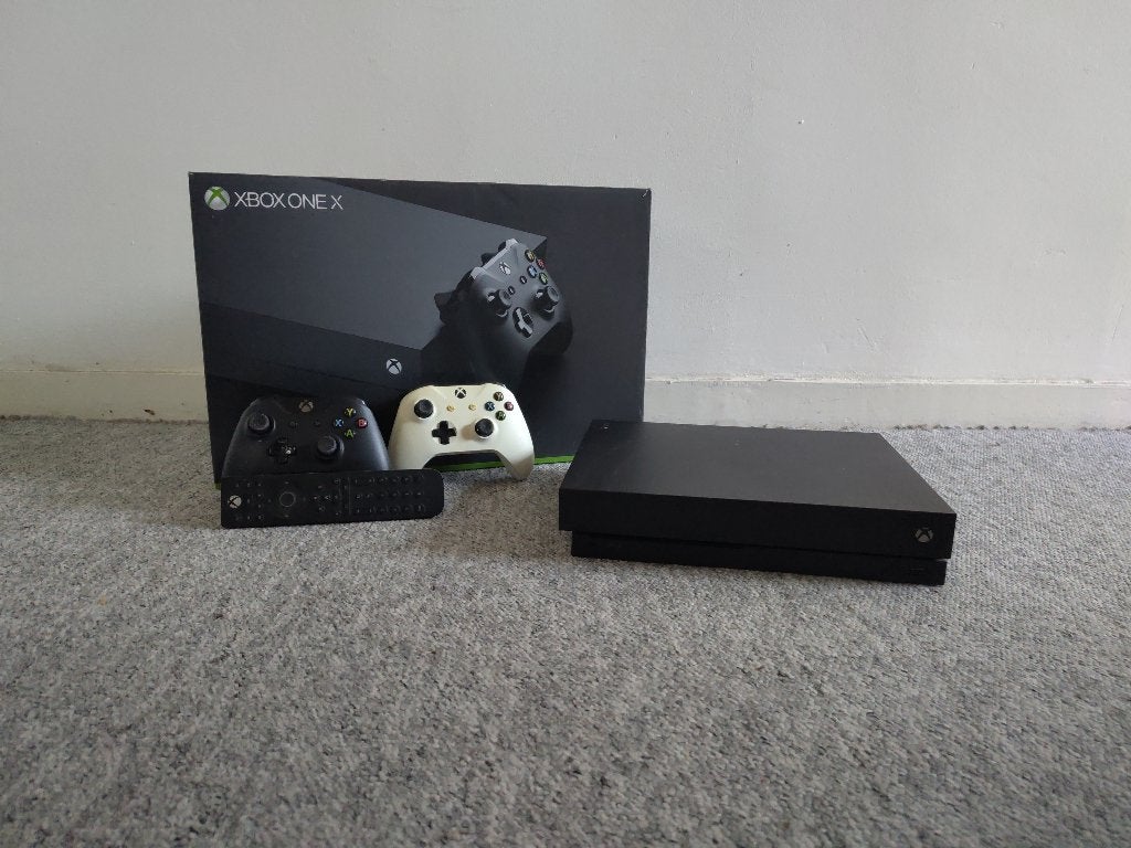 xbox one X in box met 2 controllers en afstandsbediening, Spelcomputers en Games, Spelcomputers | Xbox One, Ophalen, Met 2 controllers