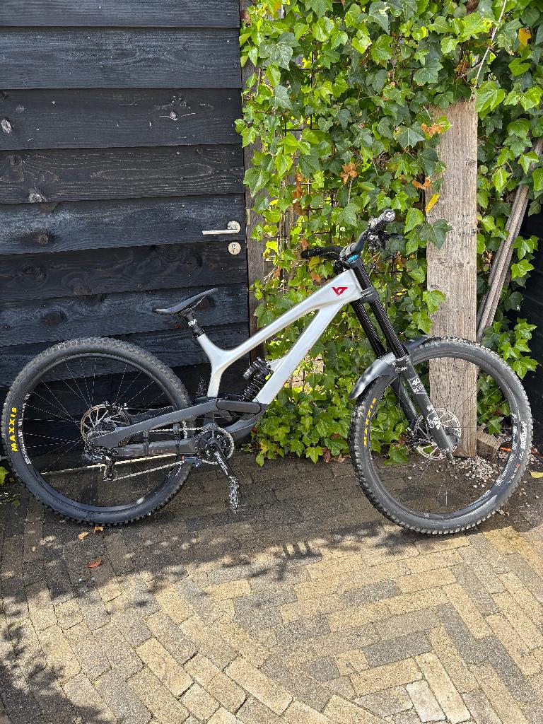 YT Tues Pro Carbon Downhill 2021 (maat L) – weinig gebruikt, Fietsen en Brommers, Gebruikt, Schijfrem, Ophalen, Overige merken