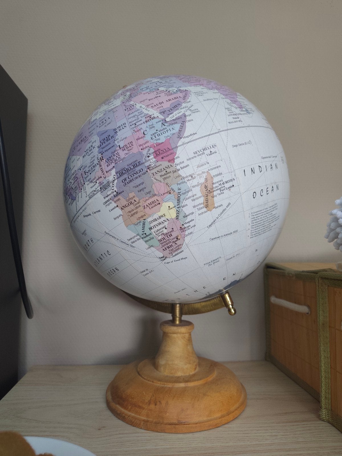 Mooie wereldbol met houten voet - af te halen, Ophalen, Zo goed als nieuw