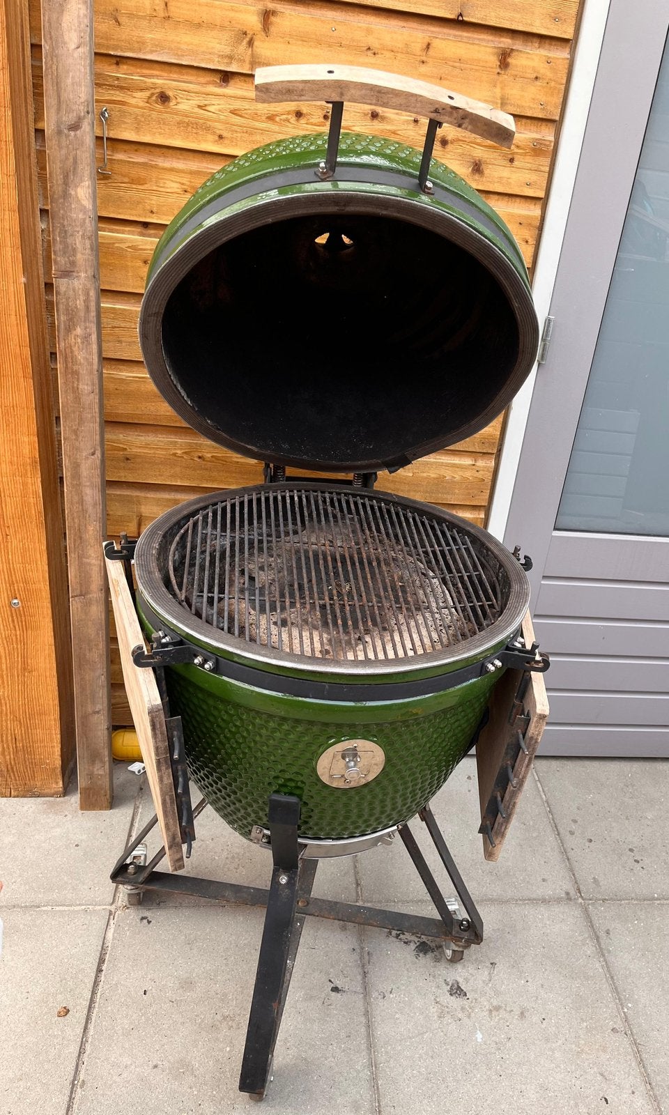 OUTR Kamado XL 60 groen – grote keramische BBQ, Ophalen, Gebruikt