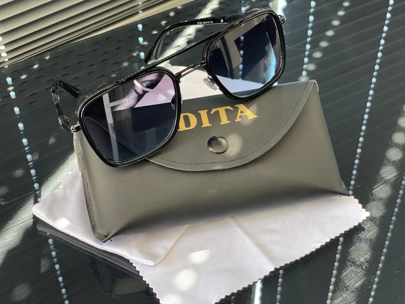 Dita Zonnebril 2026 met Dita etui hoes en doek NIEUW, Overige merken, Zonnebril, Zwart, Nieuw
