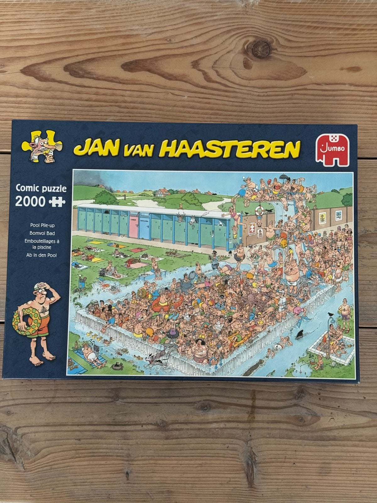 Jan van Haasteren  Puzzel - Bomvol zwembad (2000 stukjes), Ophalen of Verzenden, Meer dan 1500 stukjes, Zo goed als nieuw, Legpuzzel