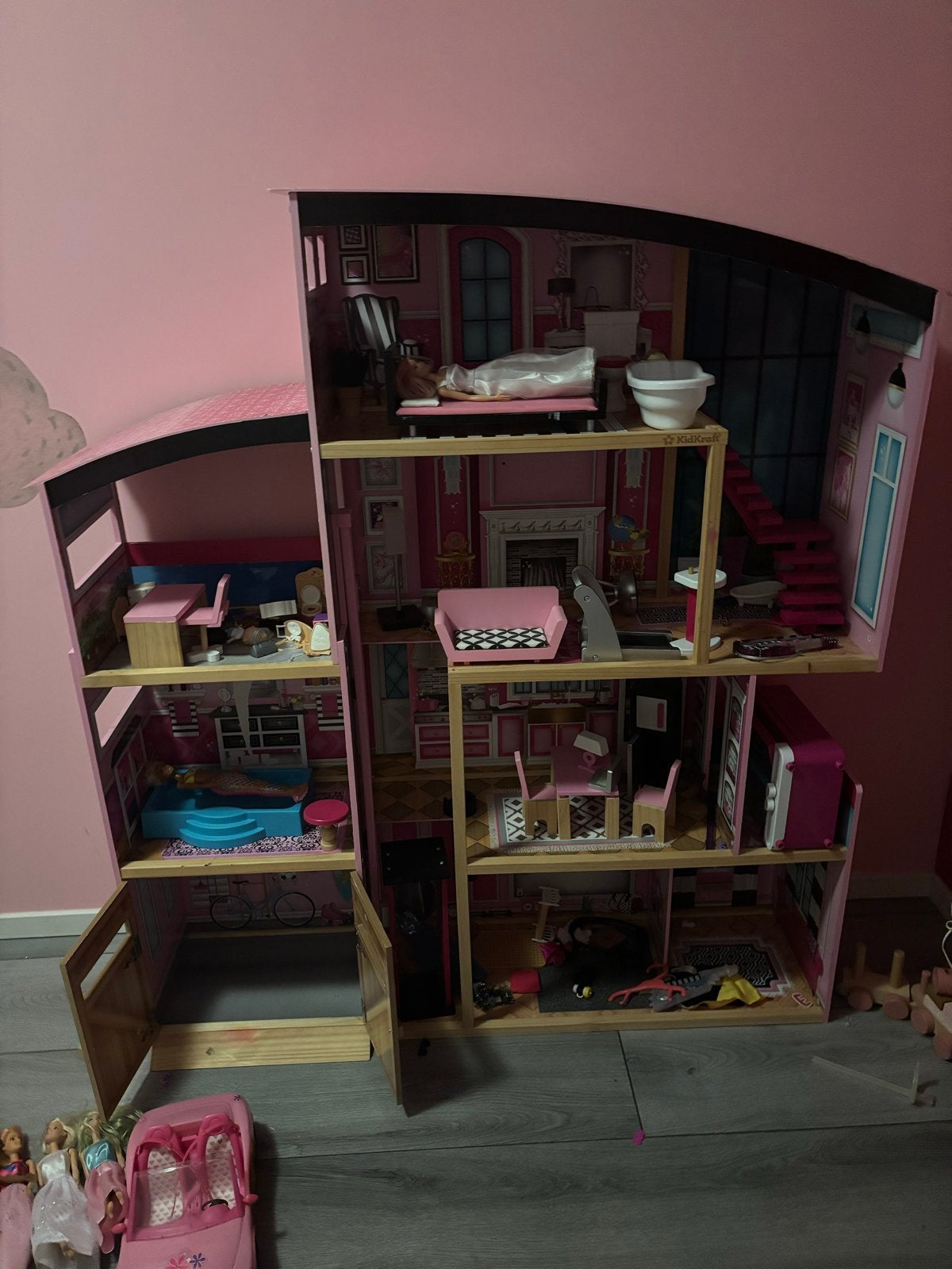 Groot KidKraft poppenhuis met accessoires en poppen, Ophalen, Gebruikt, Poppenhuis