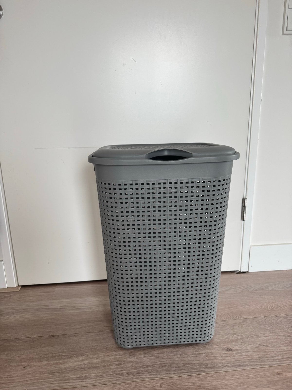 Grijze wasmand met deksel (Xenos), Huis en Inrichting, Woonaccessoires | Overige, Gebruikt, Kunststof, Ophalen of Verzenden, Modern