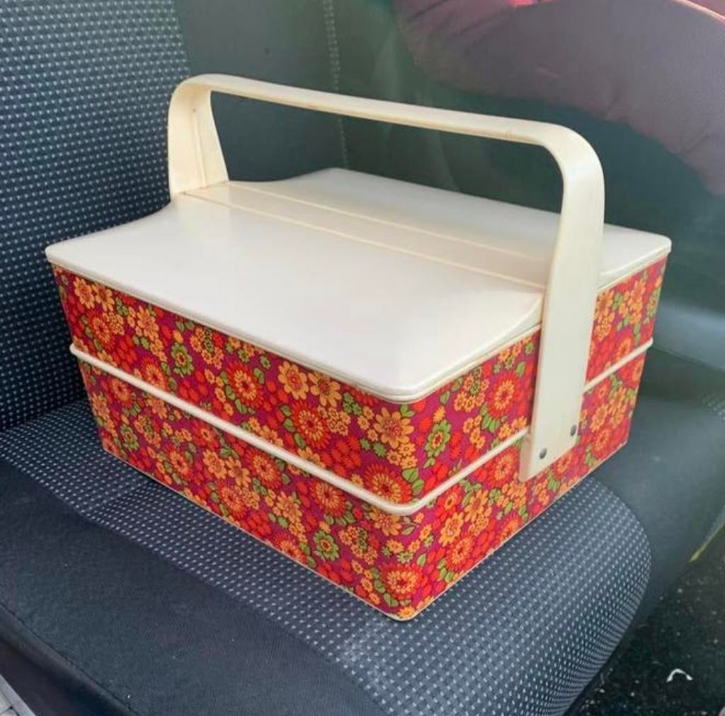 Naaibox leuke retro vintage kunststof fournituren naaibox., Ophalen of Verzenden, Zo goed als nieuw