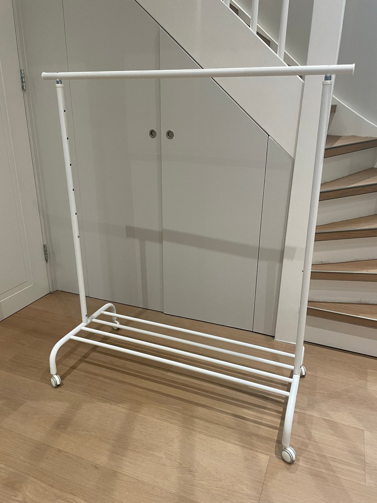 IKEA Rigga kledingrek - Wit, verstelbaar en verrijdbaar, Kleding | Dames, Kledingrekken, Ophalen, Met wielen, Zo goed als nieuw