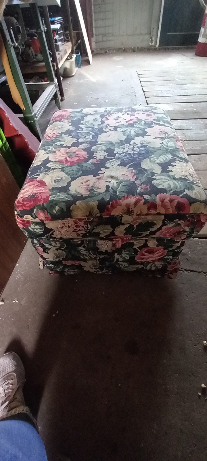 IKEA Gebloemde Hocker/Voetenbank met Opbergruimte, Huis en Inrichting, Ophalen, 50 tot 75 cm, Zo goed als nieuw, 75 tot 100 cm