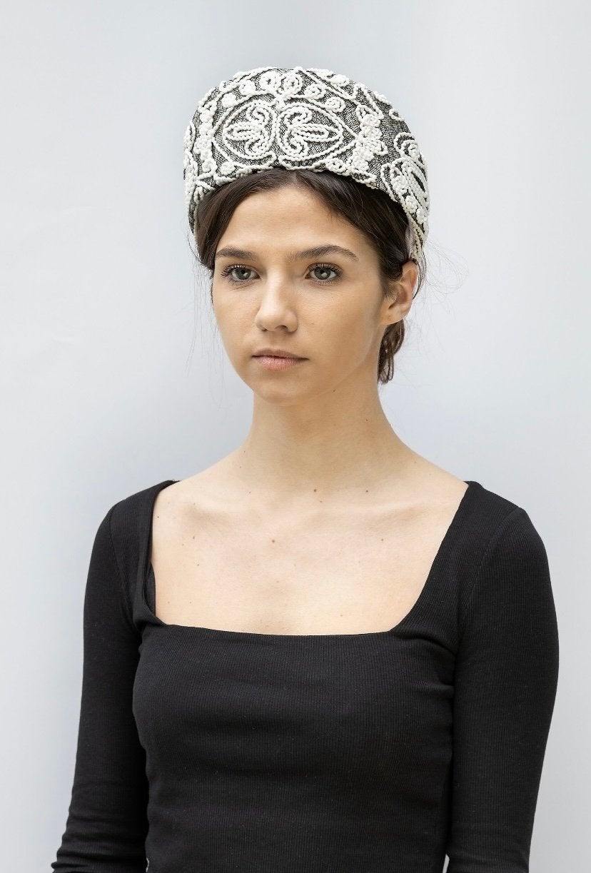 Handgemaakte Halo Hoed van Sinamay met Zwart Wit Kant, Ophalen of Verzenden, Nieuw, One size fits all, Hoed