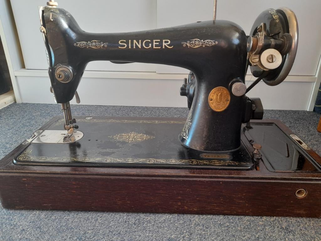 Antieke naaimachine van het merk Singer, Ophalen