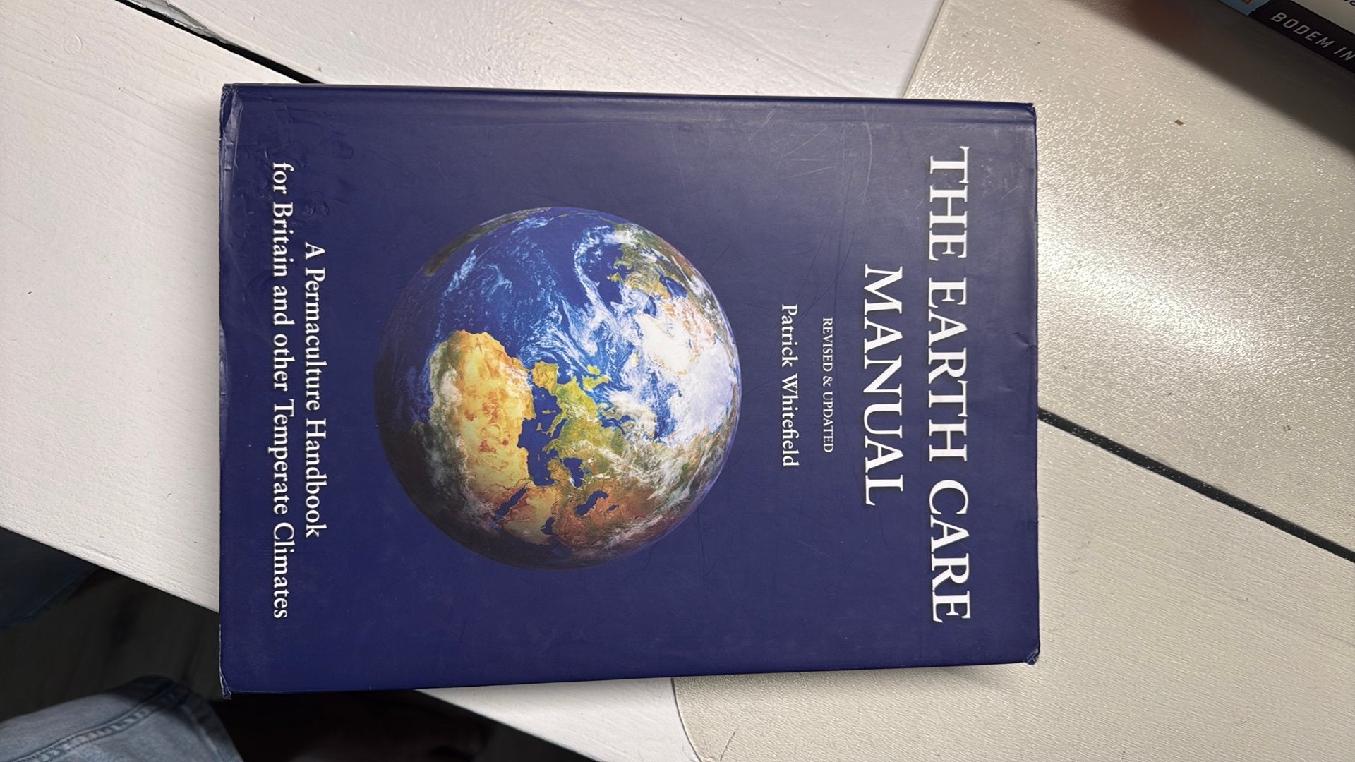 The earth care manual, Ophalen of Verzenden, Zo goed als nieuw