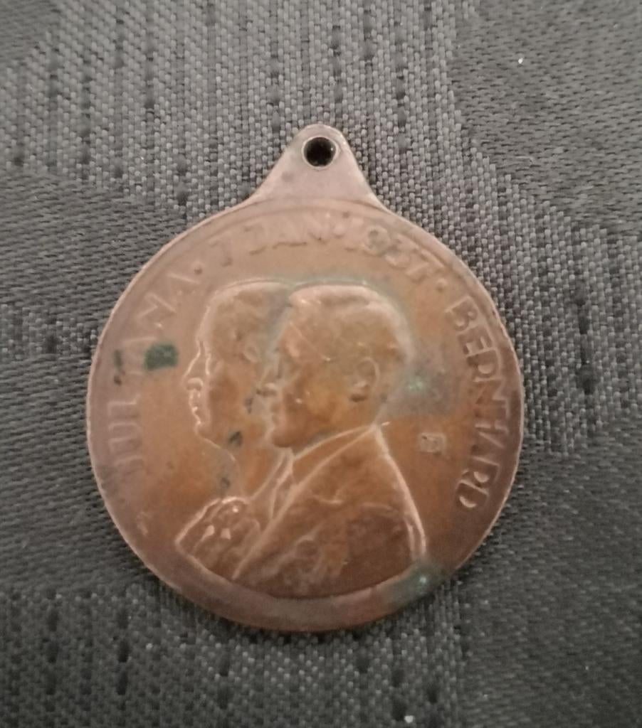 Herdenkings penning huwelijk Juliana en Bernard, Postzegels en Munten, Penningen en Medailles, Verzenden, Overige materialen