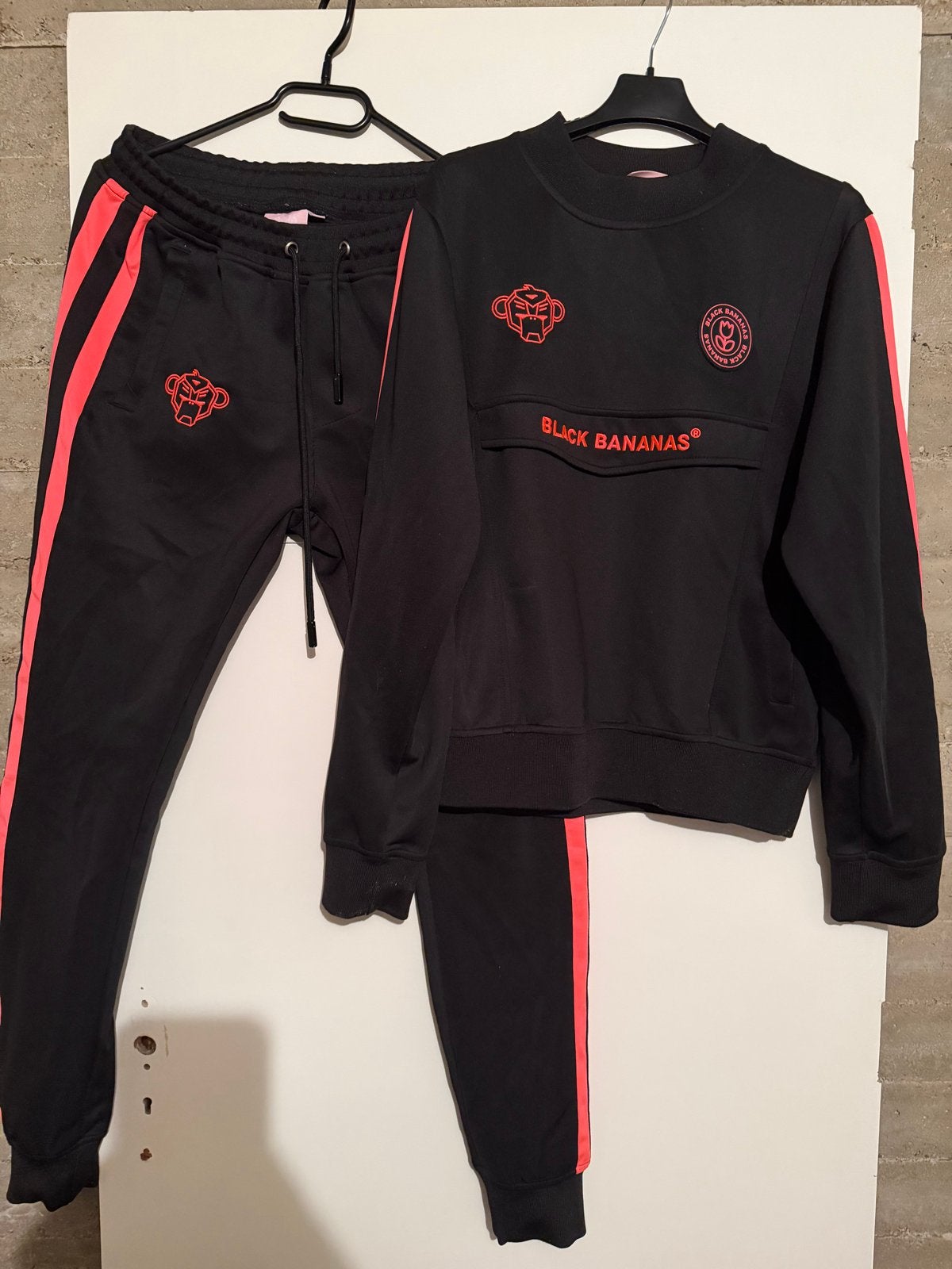 Black Bananas trainingspak - Zwart met roze strepen, Ophalen of Verzenden, Zo goed als nieuw, Maat 52/54 (L), Zwart