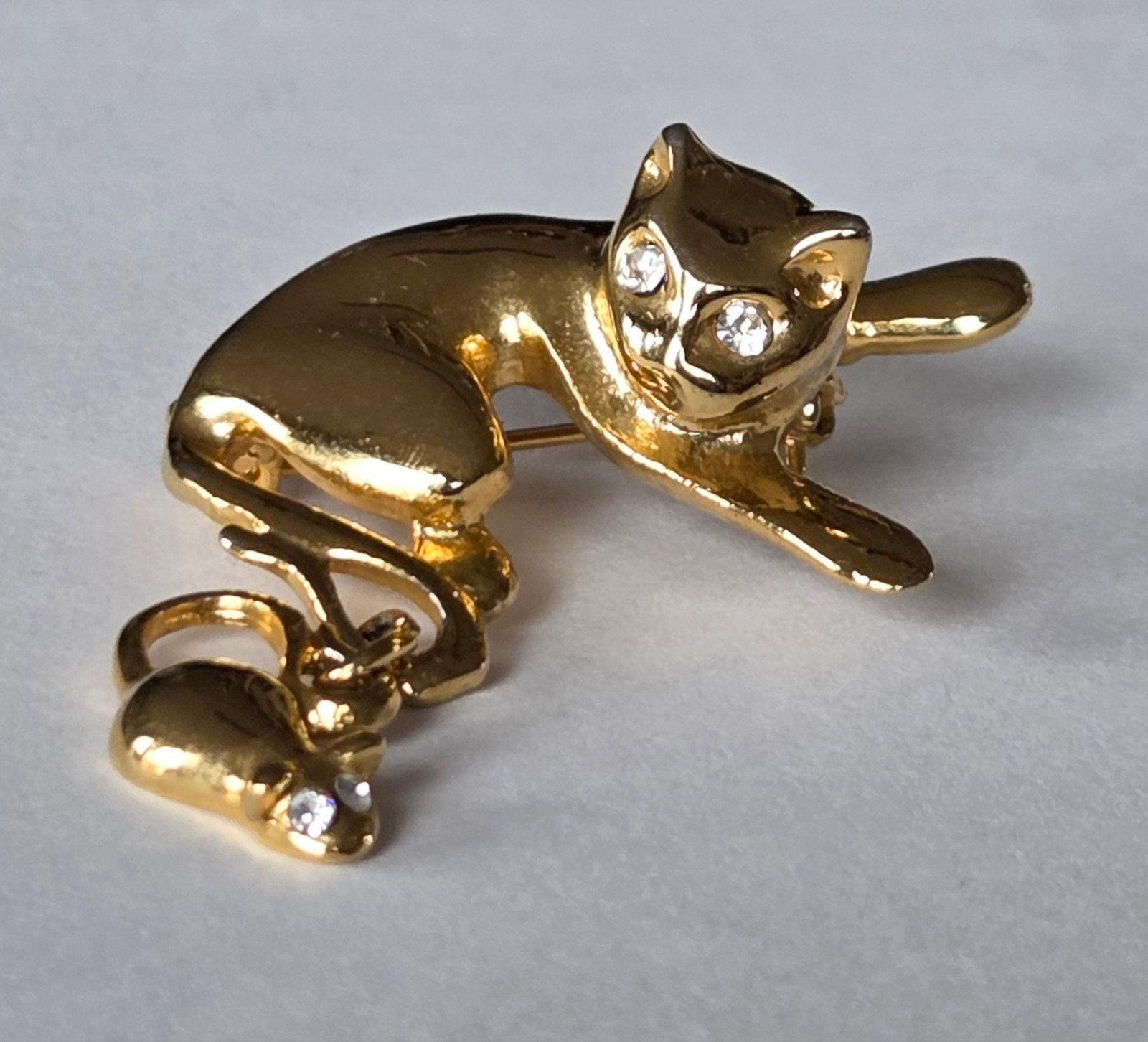 Vintage goudkleurige broche poes met muis, Sieraden, Tassen en Uiterlijk, Ophalen of Verzenden, Gebruikt, Goud, Overige materialen