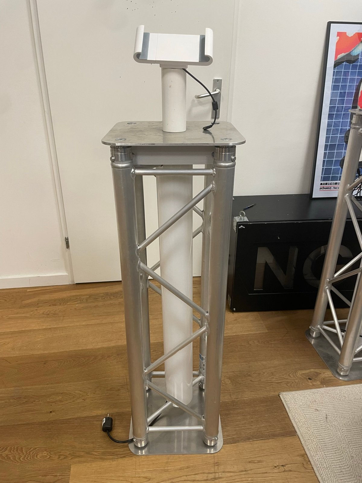 4x Truss zuil / Totem met tablet houder en stroomvoorziening, Ophalen, Gebruikt