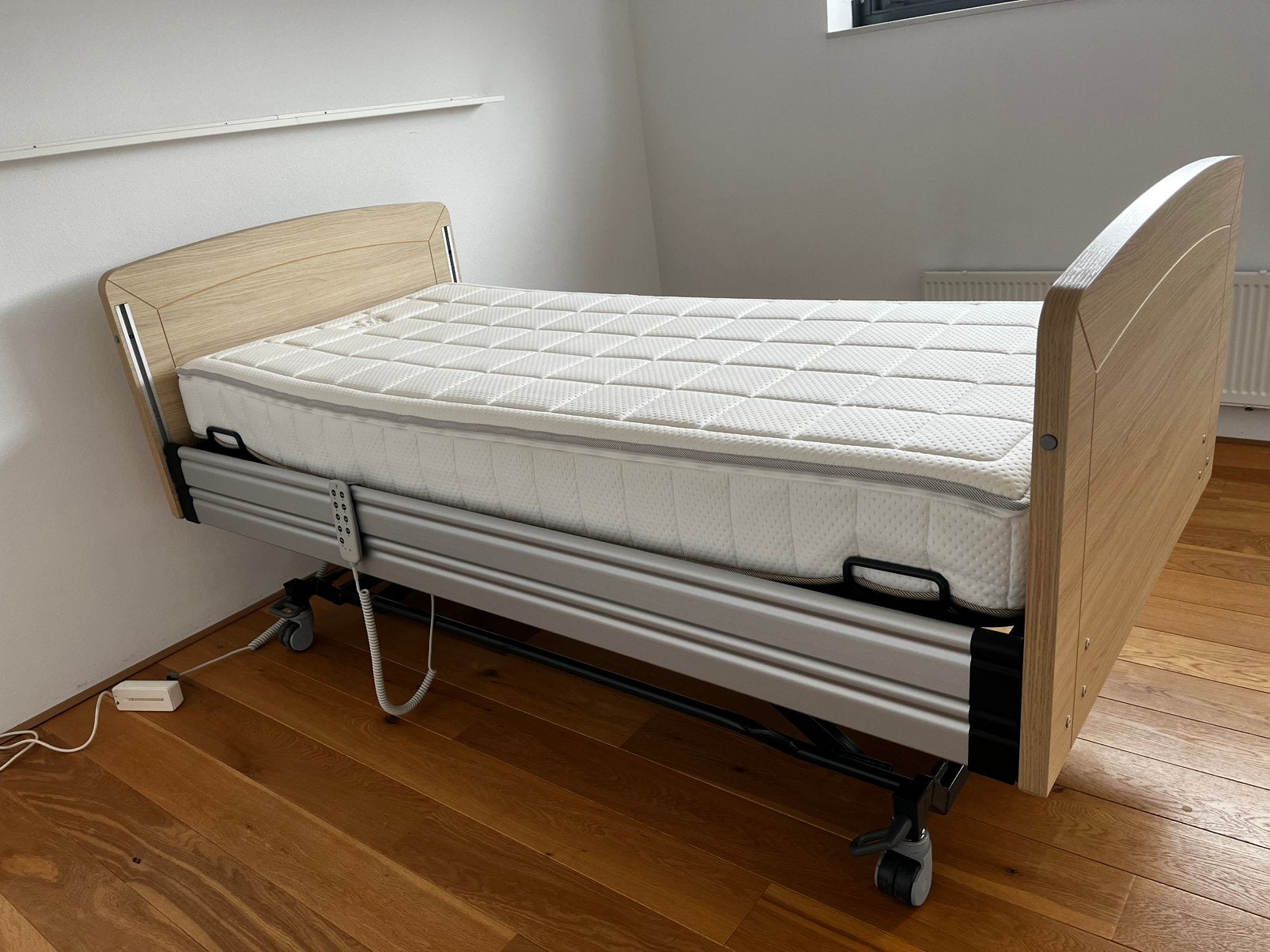 Seniorenbed elektrisch, Ophalen, 90 cm, Eenpersoons, Zo goed als nieuw