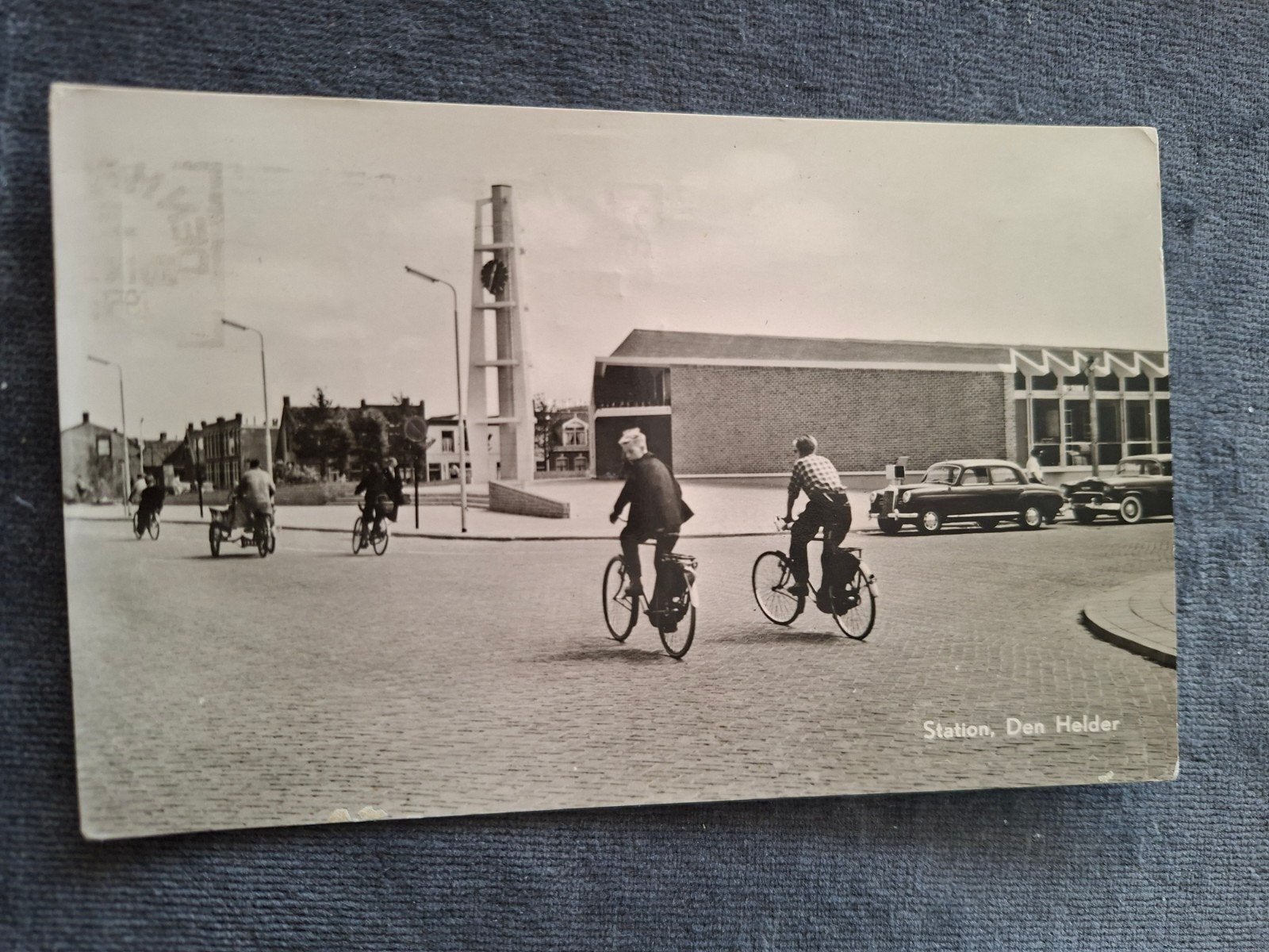 Den Helder,.Station, mensen op fiets, auto's, Verzenden, 1940 tot 1960, Gelopen, Noord-Holland