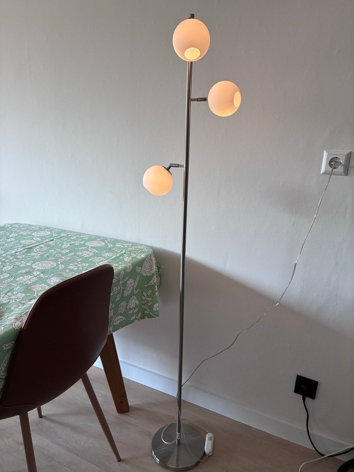 Stijlvolle dimbare vloerlamp met 3 glazen bollen, Huis en Inrichting, Lampen | Vloerlampen, Ophalen, Overige fittingen, Zo goed als nieuw