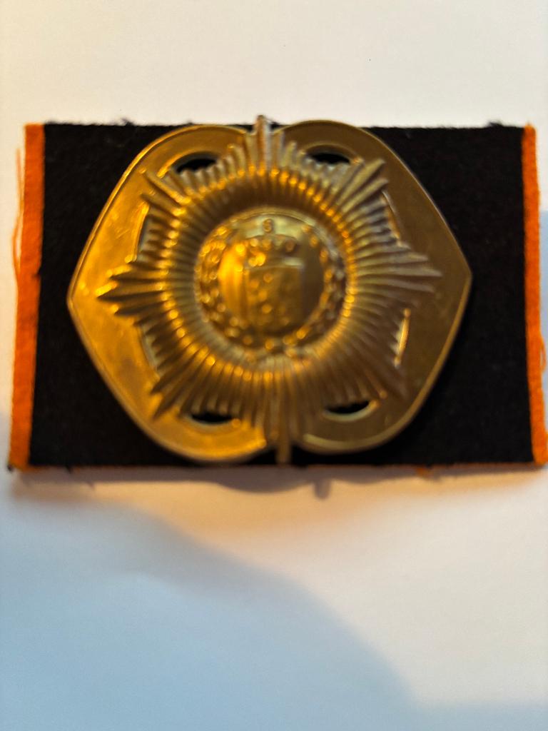 Oud baret embleem van Heutsz met pin sluiting, Verzenden, Landmacht, Nederland, Kleding of Schoenen