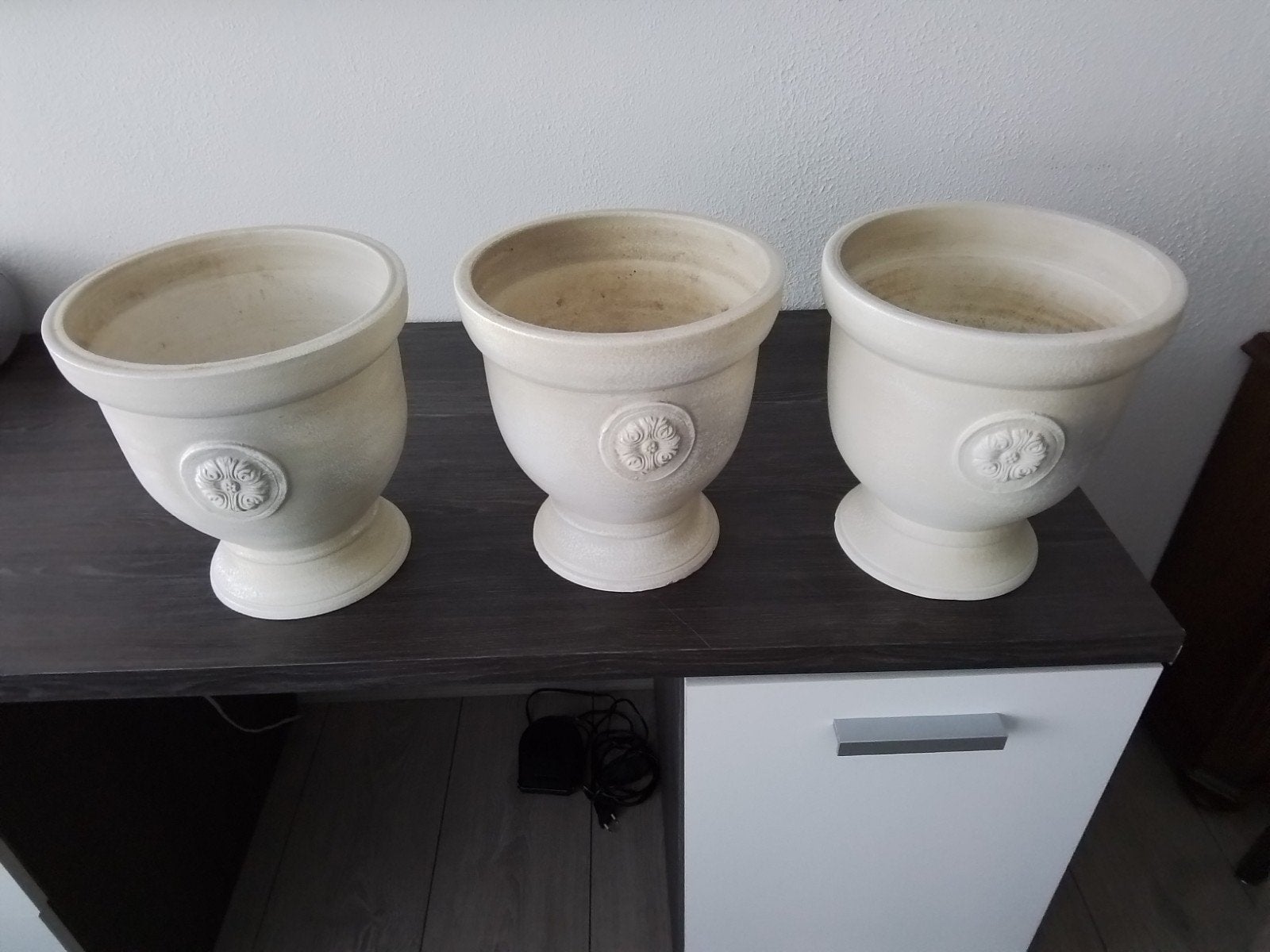 3 MOOIE IDENTIEKE OFF WHITE LANDELIJKE BLOEMPOTTEN., Ophalen, Gebruikt, Rond, Balkon