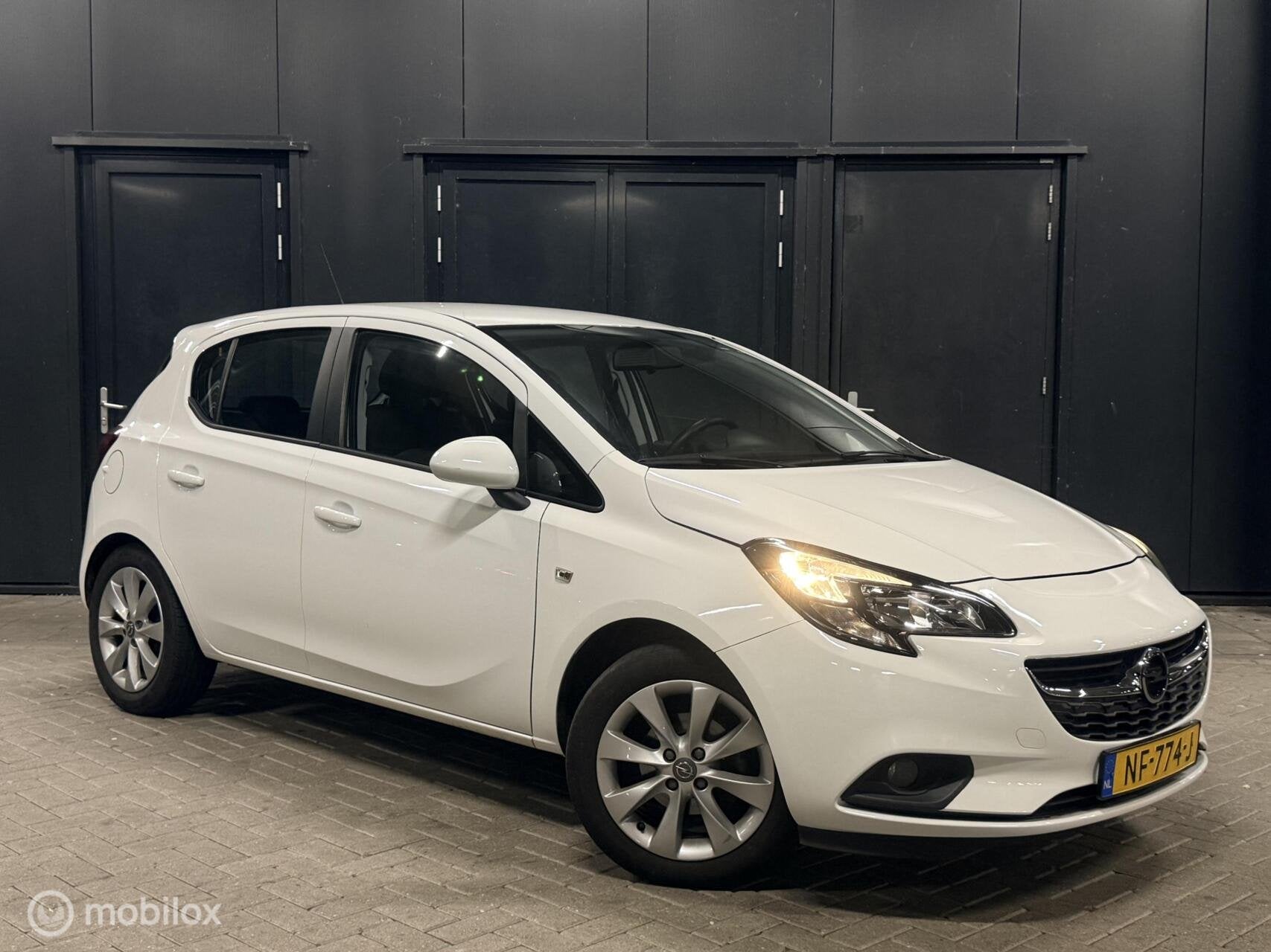 Opel Corsa 1.4 Edition stuur en stoelverwarming/carplay/crui, Voorwielaandrijving, 1063 kg, Gebruikt, 4 cilinders