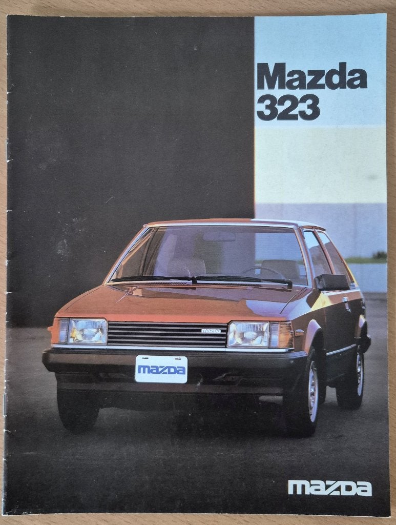 Folder Mazda 323 Nederlandstalig 1980 met oa Mazda 323 GT, Ophalen of Verzenden, Gelezen, Mazda