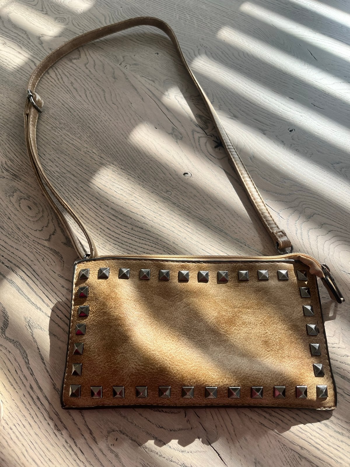 Stijlvol schoudertasje met studs - Beige/Bruin, Ophalen of Verzenden, Zo goed als nieuw, Beige, Schoudertasje
