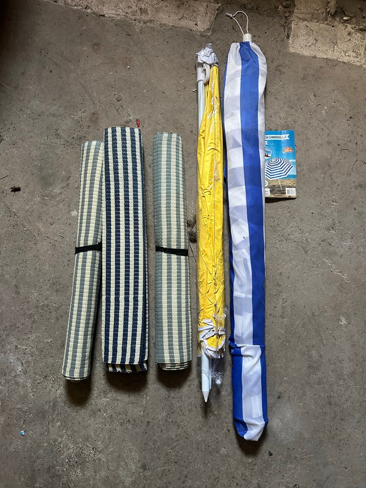 2 ongebruikte parasols en 3 strandmatjes, Tuin en Terras, Parasols, Ophalen, Nieuw, 1 tot 2 meter, Strandparasol