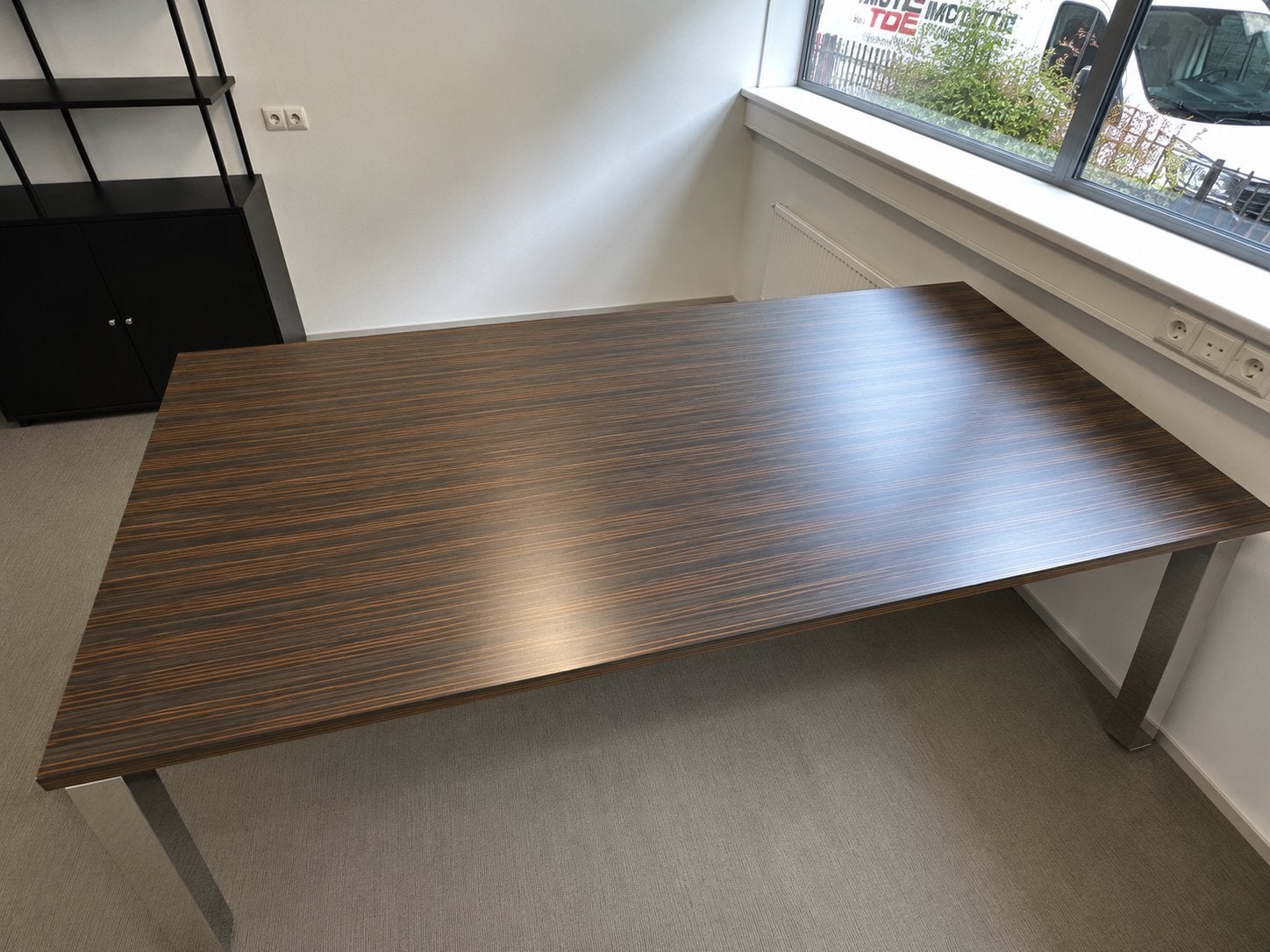 Modern bureau met donkerbruin blad en metalen poten, Huis en Inrichting, Bureaus, Ophalen, Gebruikt, Hout, Bruin