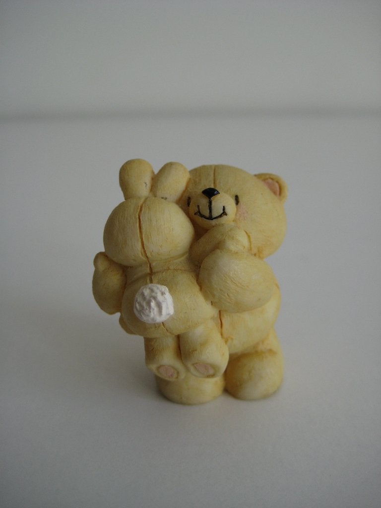 Forever Friends beeldje beer knuffelt konijntje, Ophalen of Verzenden, Zo goed als nieuw, Beeldje, Forever Friends