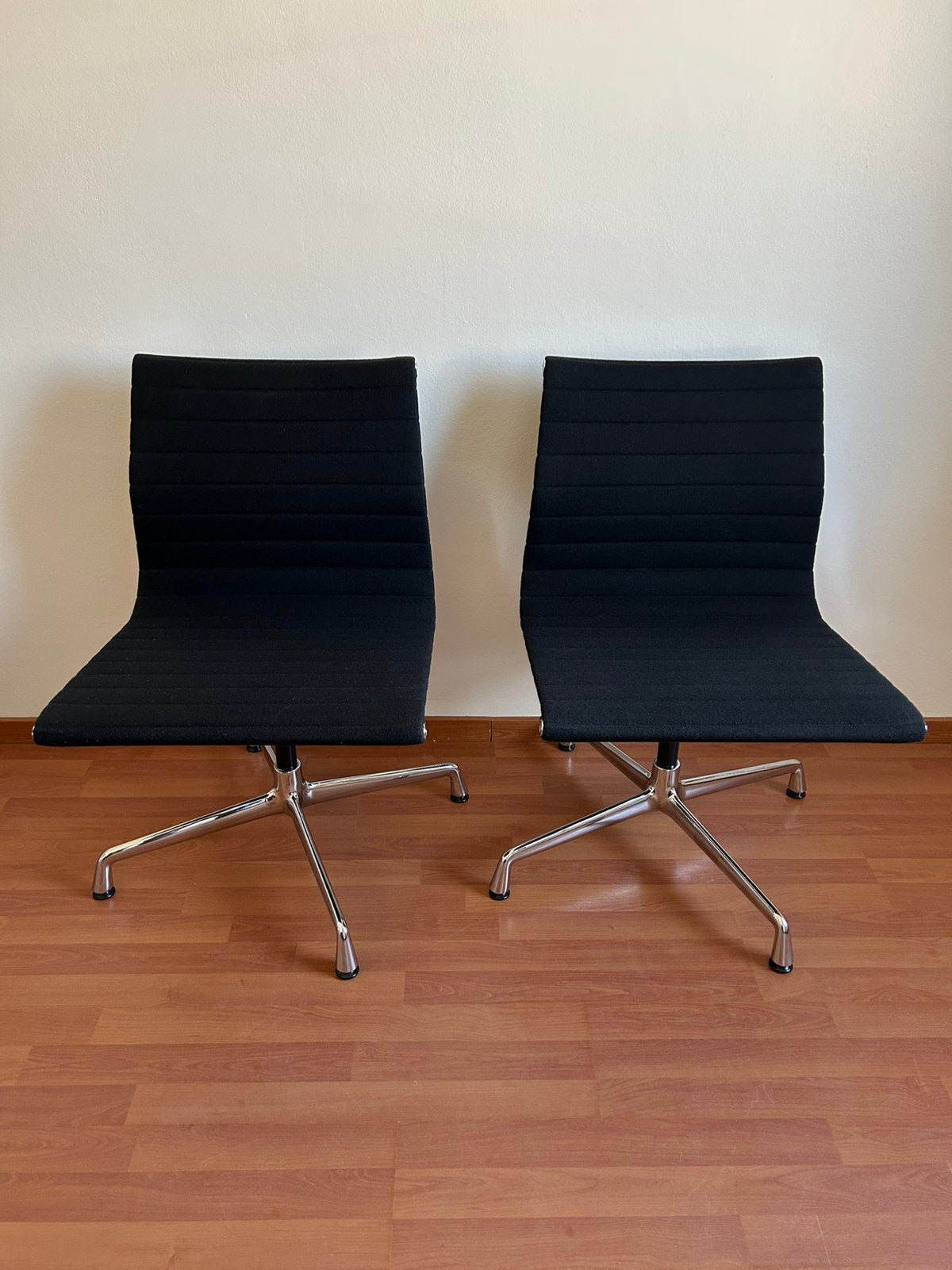 Vitra EA 108 stoelen, Huis en Inrichting, Stoelen, Ophalen of Verzenden, Zo goed als nieuw