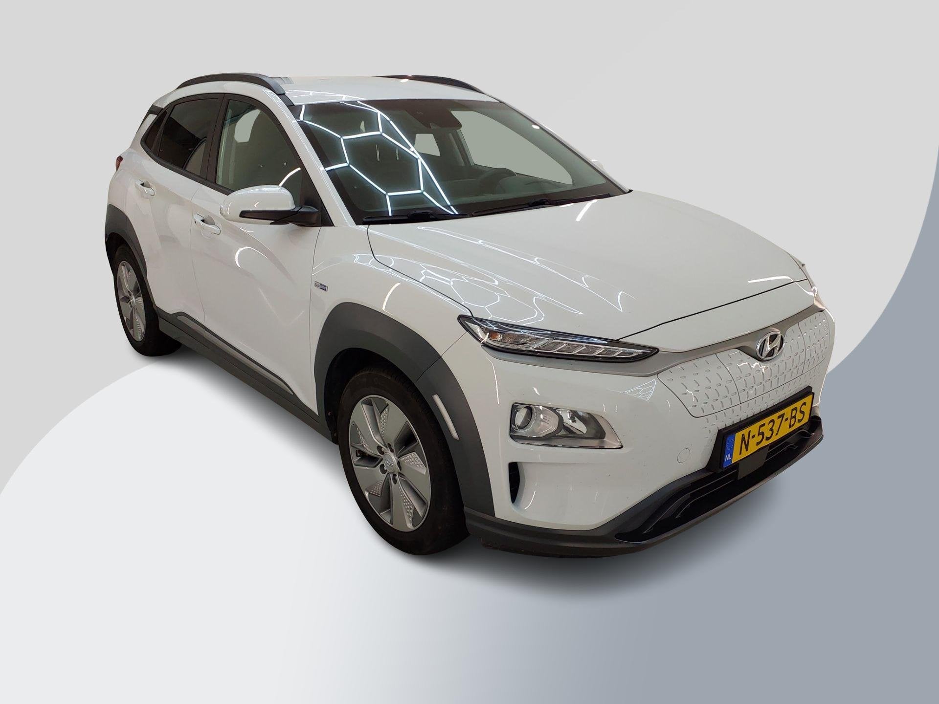 Hyundai Kona EV Fashion 64 kWh | SOH 99,9 % | Warmtepomp | N, Stof, Gebruikt, Verwarmde buitenspiegels, Wit