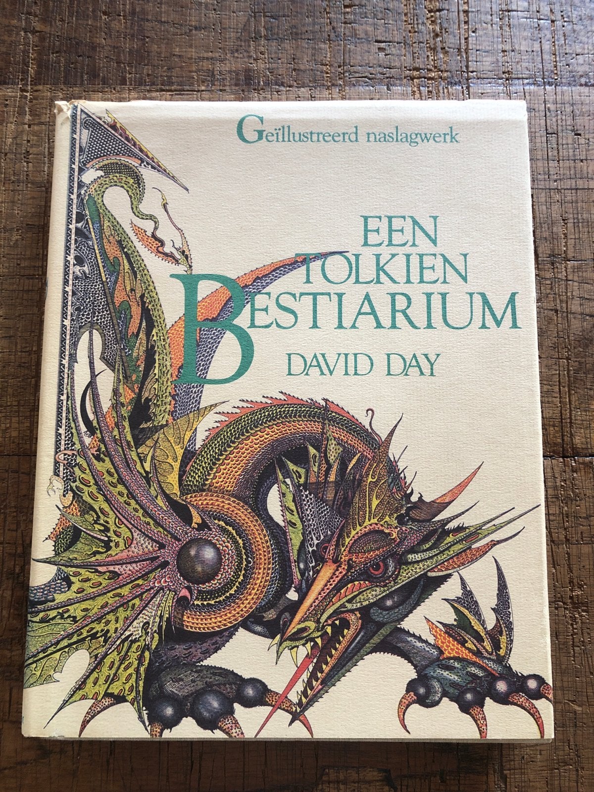 Een Tolkien Bestiarium - David Day (Geïllustreerd), Boeken, Ophalen of Verzenden, Gelezen