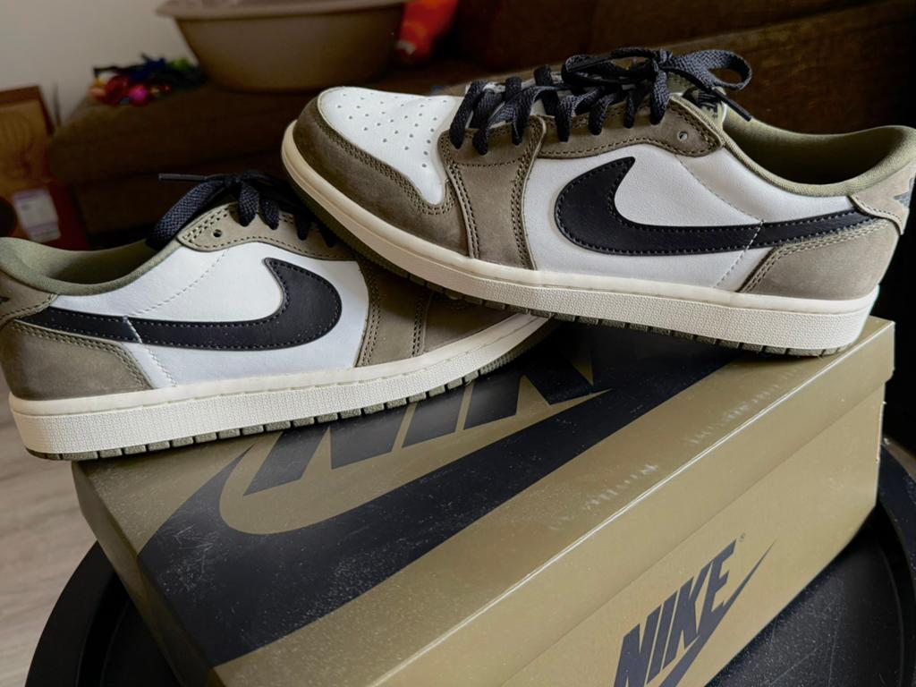 Jordan 1 low mocha 42,5, Ophalen of Verzenden, Nieuw, Bruin