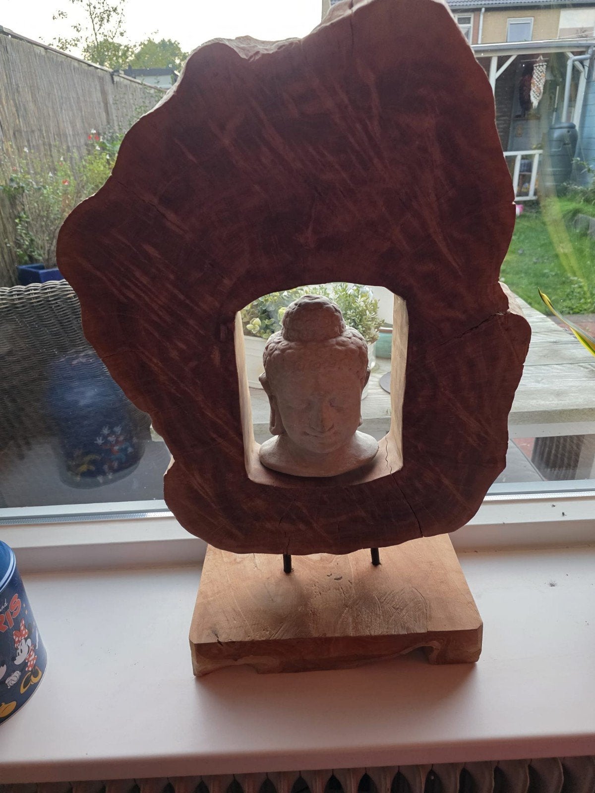 Massief houten Boeddha beeld op standaard, Antiek en Kunst, Ophalen, 20 - 50 cm, Beeld, Hout