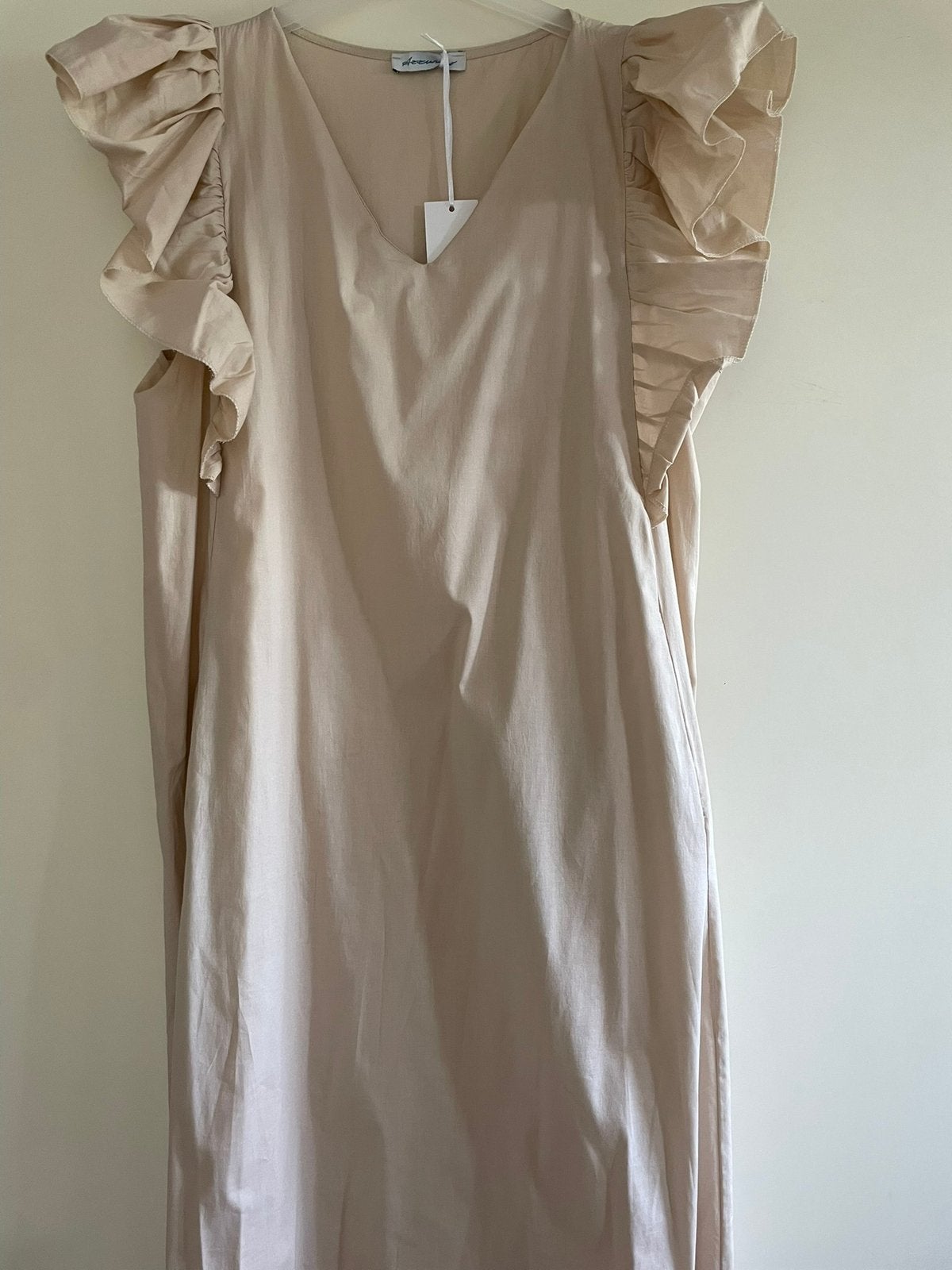 Kwaliteitsjurk beige katoen. Ruffles op de schouders, V-hals, Kleding | Dames, Ophalen of Verzenden, Nieuw, Maat 42/44 (L), Beige