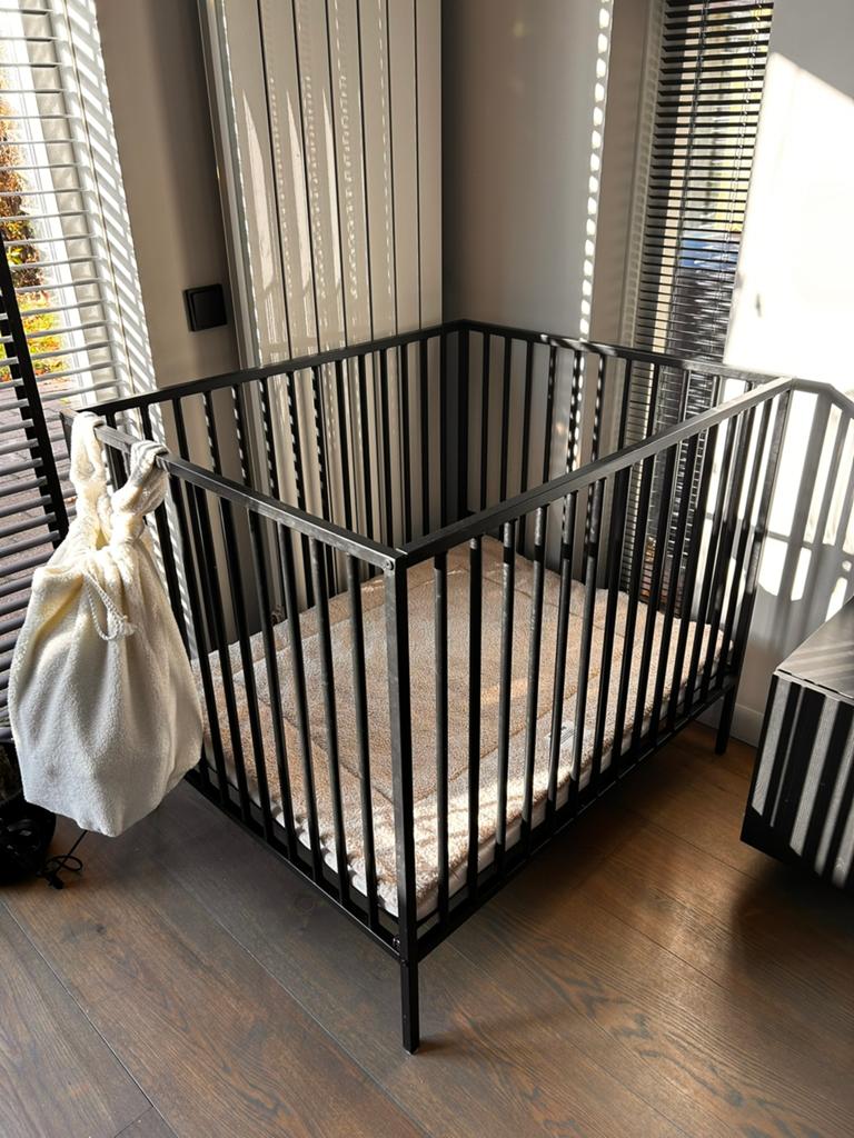 Europe baby zwarte metalen box, Kinderen en Baby's, Boxen, Ophalen, Zo goed als nieuw, Boxkleed