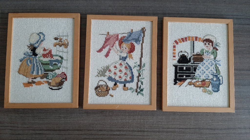 Drie ingelijste borduurwerkjes, Ophalen of Verzenden, Zo goed als nieuw, 15 cm, Handgemaakt