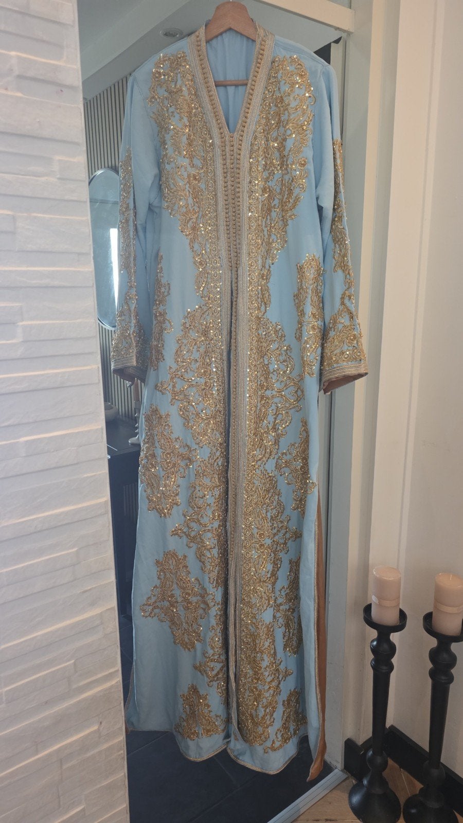 Elegante lichtblauwe takchita met gouden steentjes, Maat 38/40 (M), Blauw, Nieuw, Ophalen of Verzenden