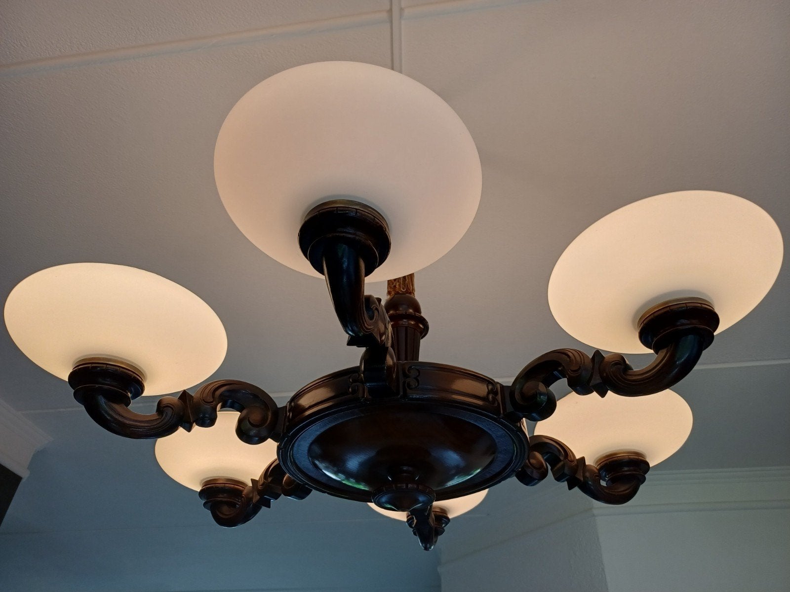 Vintage Houten Kroonluchter met Melkglas Kappen, Huis en Inrichting, Lampen | Kroonluchters, Ophalen, Gebruikt, Glas, Klassiek, Vintage