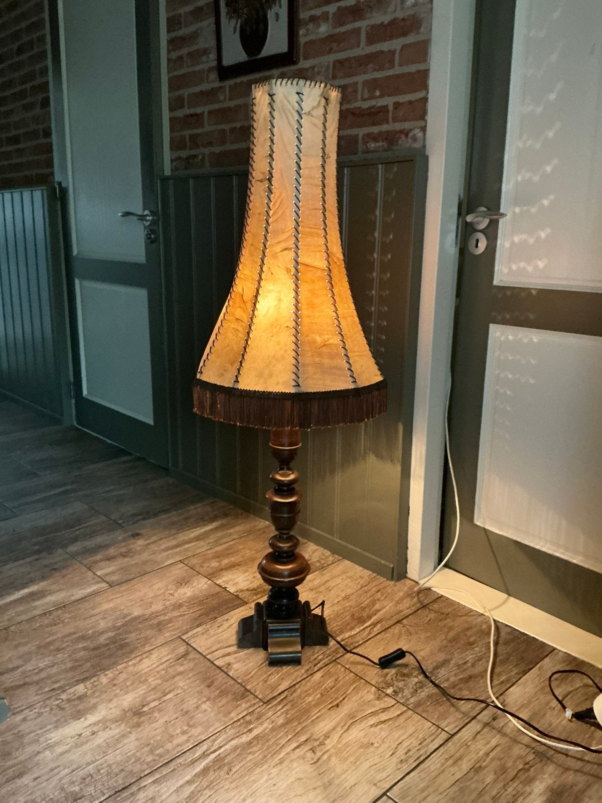 Sfeervolle vintage vloer/tafellamp .leren kap met franje, Ophalen of Verzenden
