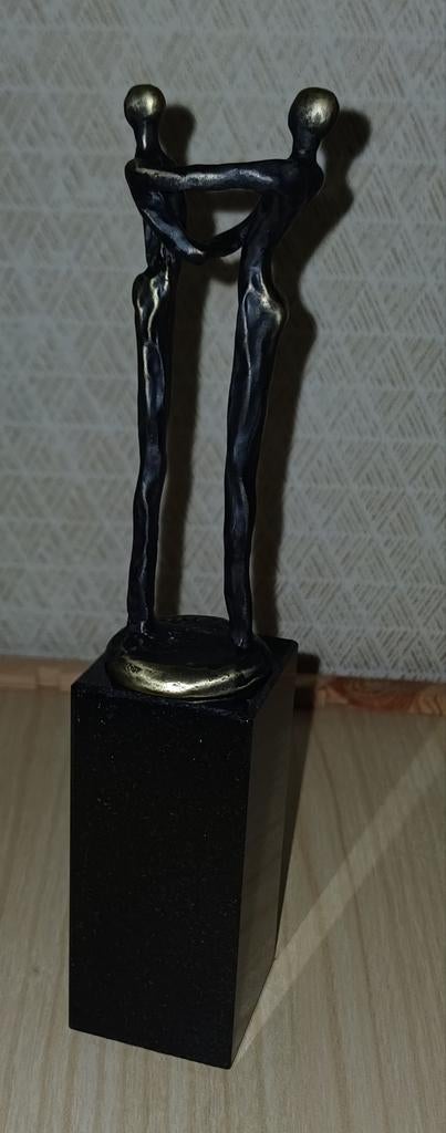 Abstract bronzen sculptuur 'Verbondenheid' op sokkel, Antiek en Kunst, Kunst | Beelden en Houtsnijwerken, Gepatineerd, Ophalen of Verzenden