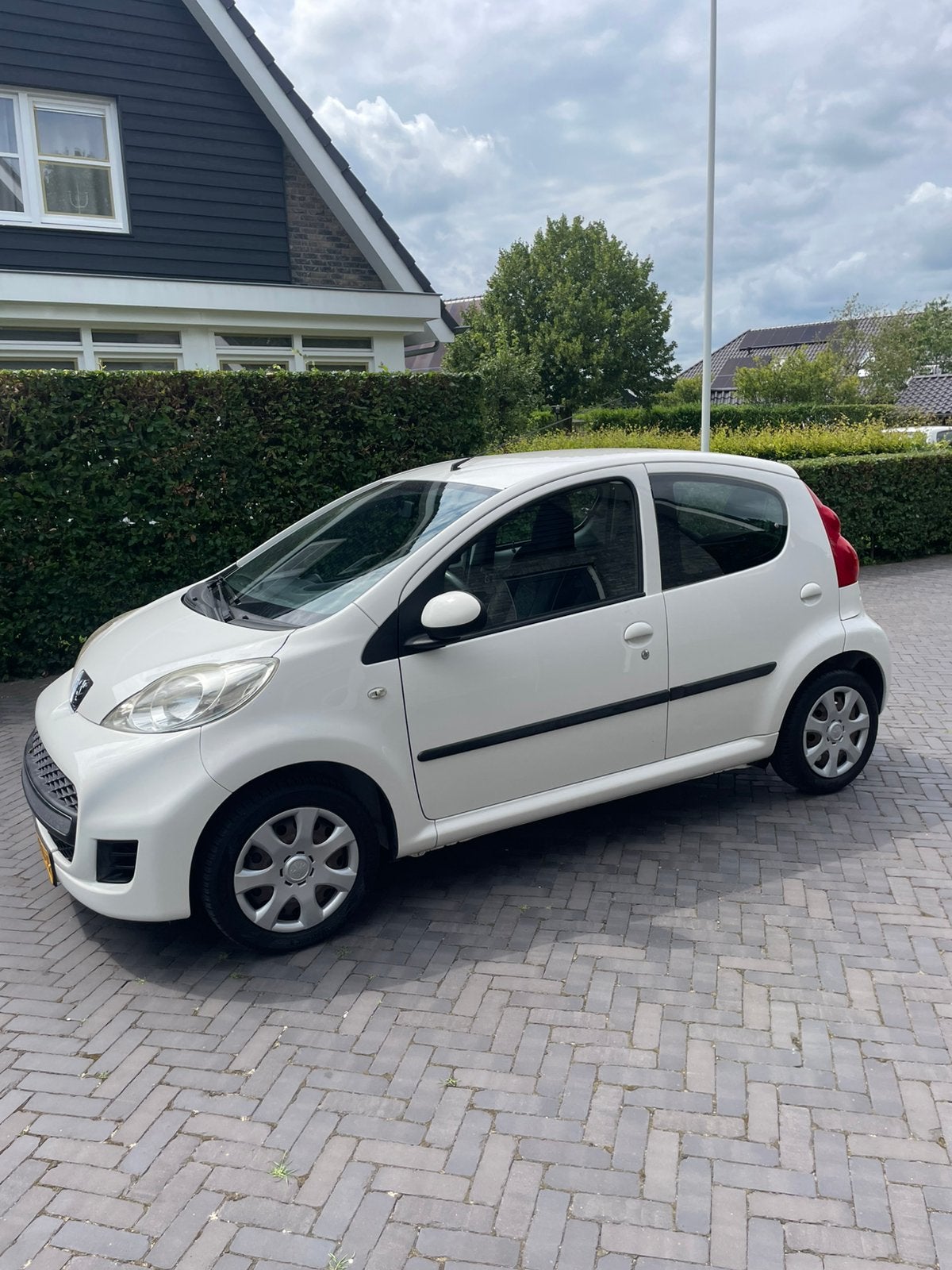 Peugeot 107 1.0 12V xs 5DR 2011 Wit 44.680 km als nieuw, Auto's, Voorwielaandrijving, Stof, Zwart, 4 stoelen