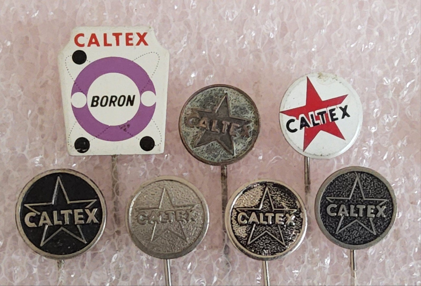 7 Vintage Caltex Speldjes - Olie en Benzine Reclame, Verzamelen, Ophalen of Verzenden, Gebruikt, Merk, Speldje of Pin